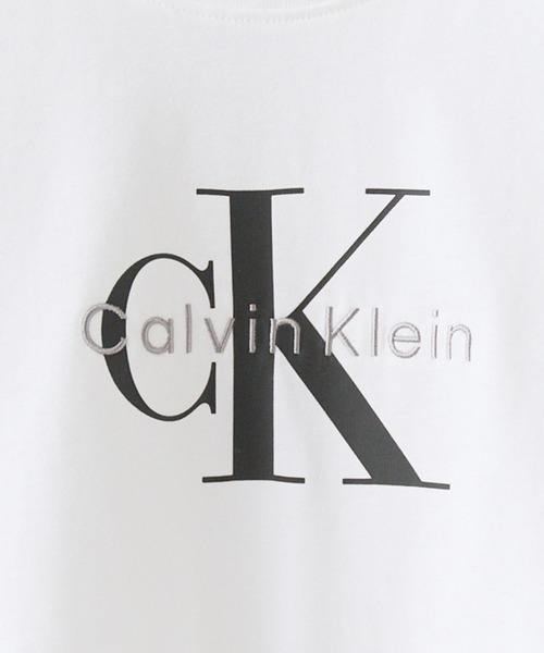Calvin Klein(カルバン・クライン)の「Calvin Klein/カルバンクライン ショートスリーブモノグラムロゴTシャツ 腹だし レトロ ブランドロゴ ショート丈 レディース 2026年夏 夏服(Tシャツ/カットソー・レディース・ホワイト・S/M)」の3枚目の写真