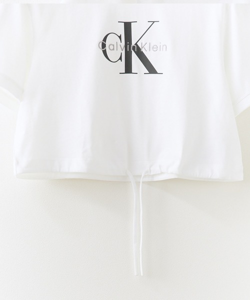 Calvin Klein(カルバン・クライン)の「Calvin Klein/カルバンクライン ショートスリーブモノグラムロゴTシャツ 腹だし レトロ ブランドロゴ ショート丈 レディース 2026年夏 夏服(Tシャツ/カットソー・レディース・ホワイト・S/M)」の6枚目の写真