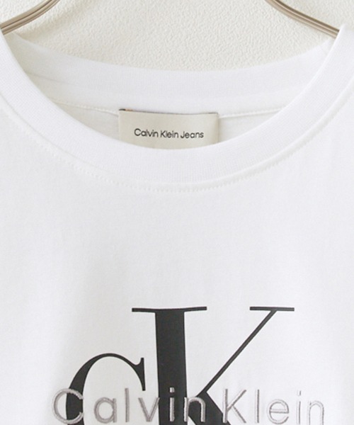 Calvin Klein(カルバン・クライン)の「Calvin Klein/カルバンクライン ショートスリーブモノグラムロゴTシャツ 腹だし レトロ ブランドロゴ ショート丈 レディース 2026年夏 夏服(Tシャツ/カットソー・レディース・ホワイト・S/M)」の2枚目の写真