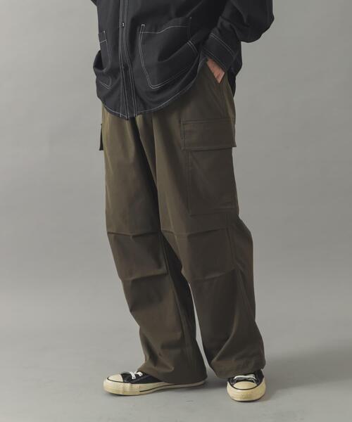 ITEMS URBANRESEARCH(アイテムズ アーバンリサーチ)の「『速乾/イージーケア』高機能ウエストイージー ツイルカーゴパンツ(その他パンツ・メンズ・ベージュ/ブラック/カーキ・LARGE/MEDIUM)」の1枚目の写真