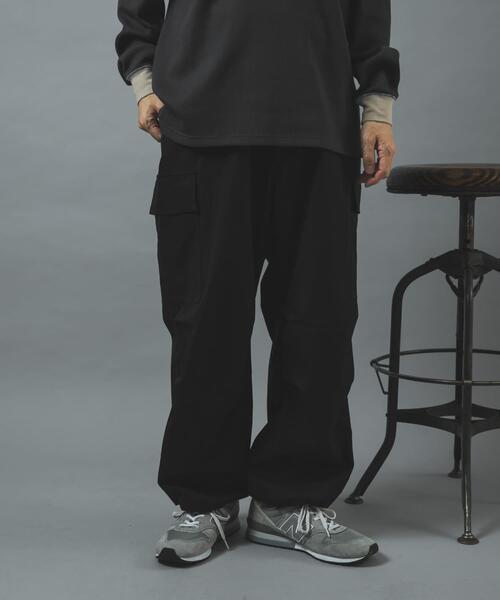 ITEMS URBANRESEARCH(アイテムズ アーバンリサーチ)の「『速乾/イージーケア』高機能ウエストイージー ツイルカーゴパンツ(その他パンツ・メンズ・ベージュ/ブラック/カーキ・LARGE/MEDIUM)」の2枚目の写真