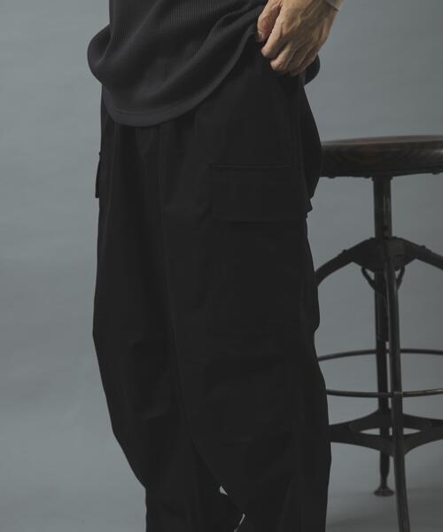 ITEMS URBANRESEARCH(アイテムズ アーバンリサーチ)の「『速乾/イージーケア』高機能ウエストイージー ツイルカーゴパンツ(その他パンツ・メンズ・ベージュ/ブラック/カーキ・LARGE/MEDIUM)」の13枚目の写真