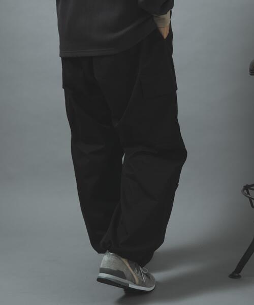 ITEMS URBANRESEARCH(アイテムズ アーバンリサーチ)の「『速乾/イージーケア』高機能ウエストイージー ツイルカーゴパンツ(その他パンツ・メンズ・ベージュ/ブラック/カーキ・LARGE/MEDIUM)」の14枚目の写真