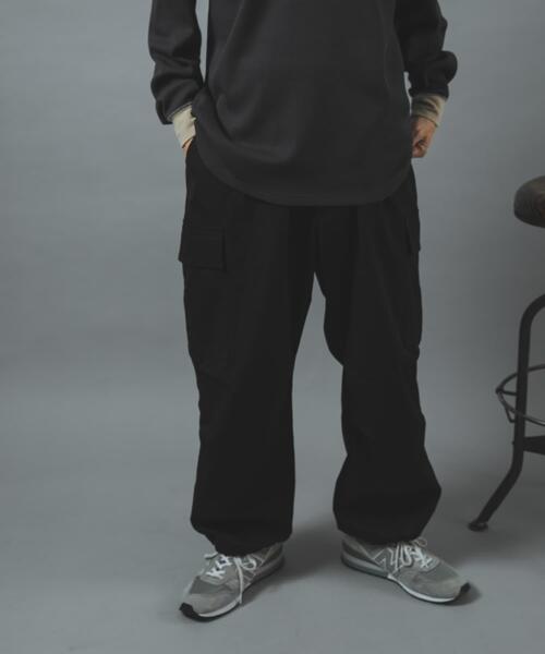 ITEMS URBANRESEARCH(アイテムズ アーバンリサーチ)の「『速乾/イージーケア』高機能ウエストイージー ツイルカーゴパンツ(その他パンツ・メンズ・ベージュ/ブラック/カーキ・LARGE/MEDIUM)」の15枚目の写真