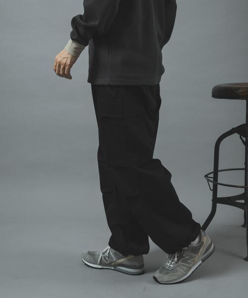 ITEMS URBANRESEARCH(アイテムズ アーバンリサーチ)の「『速乾/イージーケア』高機能ウエストイージー ツイルカーゴパンツ(その他パンツ・メンズ・ベージュ/ブラック/カーキ・LARGE/MEDIUM)」の17枚目の写真