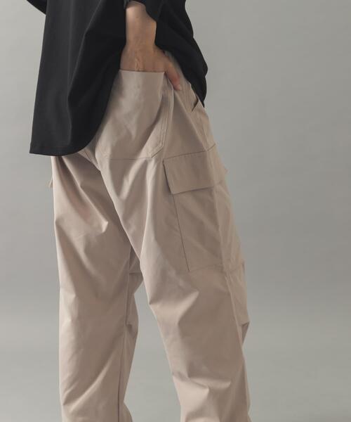 ITEMS URBANRESEARCH(アイテムズ アーバンリサーチ)の「『速乾/イージーケア』高機能ウエストイージー ツイルカーゴパンツ(その他パンツ・メンズ・ベージュ/ブラック/カーキ・LARGE/MEDIUM)」の21枚目の写真