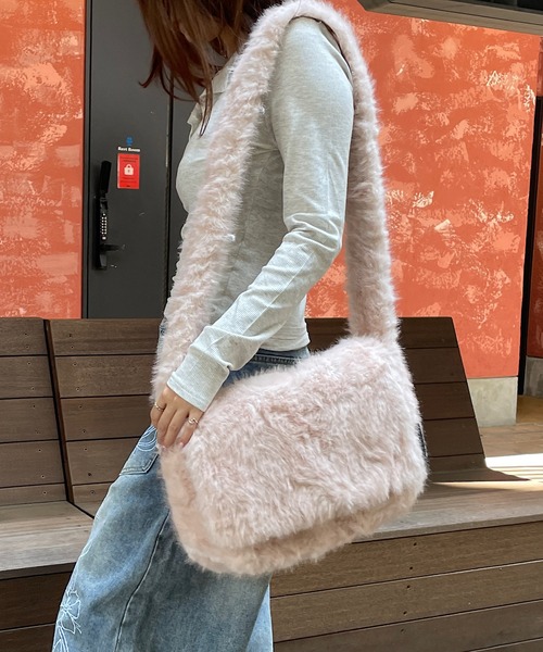 ROGER AND RAW(ロジャーアンドロウ)の「フェイクファー メッセンジャーバッグ(メッセンジャーバッグ・レディース・ミックスグレー/ピンク/オフホワイト/ブラウン・FREE)」の22枚目の写真