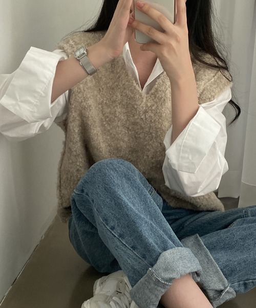 LUCPY(ラクピー)の「ブークレVネックニットベスト(ベスト・レディース・ベージュ・FREE)」の5枚目の写真
