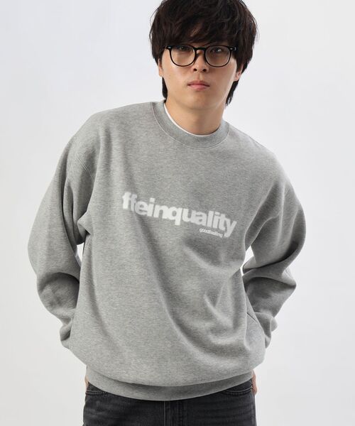 FFEIN(フェイン)の「【FFEIN(フェイン)】ヘビーウエイトぼかしプリントロゴスウェット / スウェット クルーネック ロゴ刺繍 裏起毛 ユニセックス(スウェット・メンズ・ブラック/グレー/ライトピンク/ダークネイビー・LARGE/MEDIUM/SMALL)」の3枚目の写真