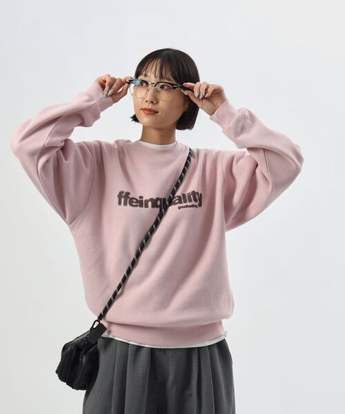 FFEIN(フェイン)の「【FFEIN(フェイン)】ヘビーウエイトぼかしプリントロゴスウェット / スウェット クルーネック ロゴ刺繍 裏起毛 ユニセックス(スウェット・メンズ・ブラック/グレー/ライトピンク/ダークネイビー・LARGE/MEDIUM/SMALL)」の7枚目の写真