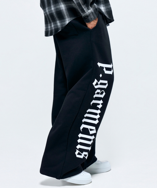 PHYSICAL GARMENTS（フィジカルガーメンツ）の「P2657 ゴシック レタリング ワイドパンツ [2COLOR]（スウェットパンツ・メンズ・ブラック/グレー・SMALL/MEDIUM/LARGE/X-LARGE）」の4枚目の写真