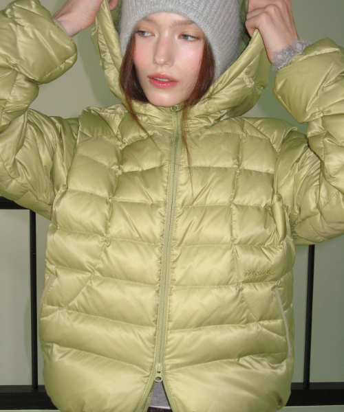 ROLAROLA(ロラロラ)の「LIGHT HOODED DOWN JACKET MUSTARD(ダウンジャケット/コート・レディース・マスタード・SMALL/MEDIUM)」の2枚目の写真
