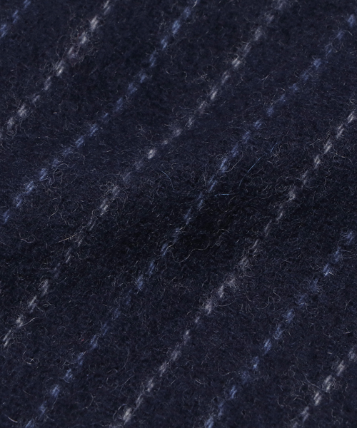 MEN'S BIGI（メンズビギ）の「リバーシブル　ストライプマフラー/ベビーウール100％（ストール/ショール・メンズ・ネイビー/ボルドー・FREE）」の4枚目の写真