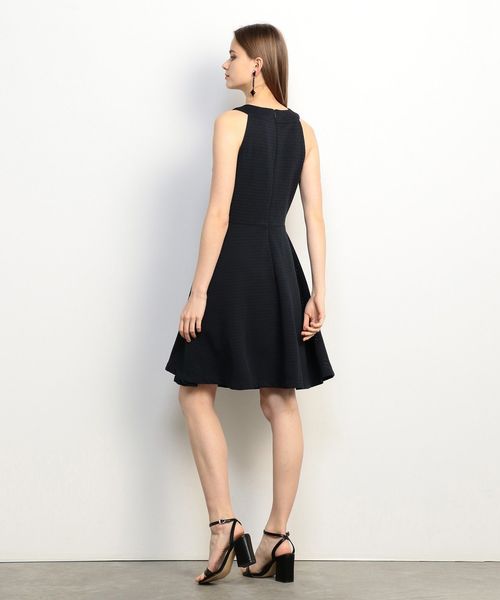 ARMANI EXCHANGE(アルマーニエクスチェンジ)の「【AXアルマーニ エクスチェンジ】クロスネック フレアワンピース(ワンピース・レディース・ホワイト/ネイビー・MEDIUM/SMALL/X-SMALL/LARGE)」の7枚目の写真