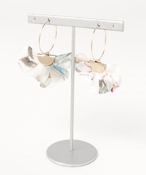 tone(トーン)の「【glou】シフォンフラワーのフープピアス(ピアス(両耳用)・レディース・ホワイト/ピンク/アイボリー/ブルー・FREE)」の1枚目の写真
