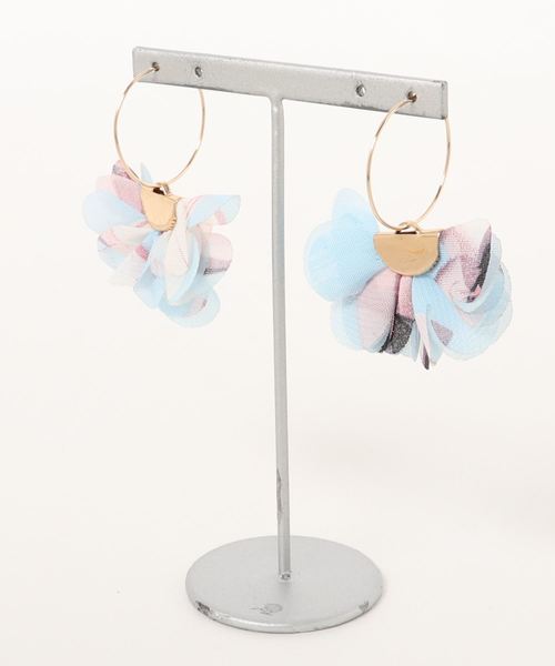 tone(トーン)の「【glou】シフォンフラワーのフープピアス(ピアス(両耳用)・レディース・ホワイト/ピンク/アイボリー/ブルー・FREE)」の4枚目の写真
