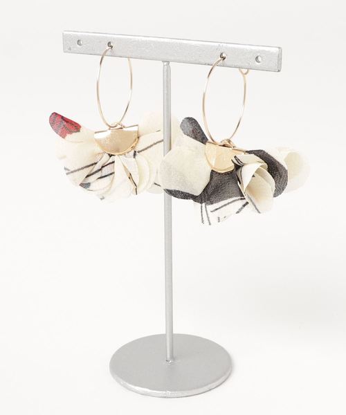 tone(トーン)の「【glou】シフォンフラワーのフープピアス(ピアス(両耳用)・レディース・ホワイト/ピンク/アイボリー/ブルー・FREE)」の3枚目の写真