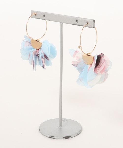 tone(トーン)の「【glou】シフォンフラワーのフープピアス(ピアス(両耳用)・レディース・ホワイト/ピンク/アイボリー/ブルー・FREE)」の5枚目の写真