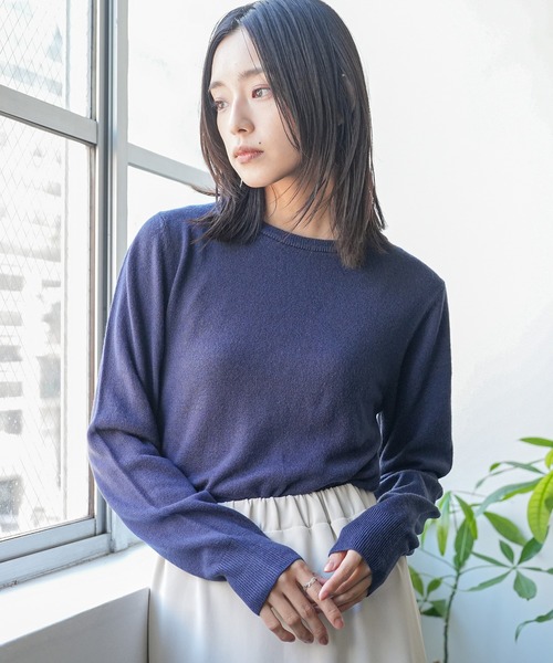 mili an deni（ミリアンデニ）の「洗えるカシミアタッチクルーネックプルオーバー（ニット/セーター・レディース・ブラック/ダークブラウン/ネイビー/ブラウン/グレー/レッド/オフホワイト/ブルー/モスグリーン/マスタード/ベビーピンク/ロイヤルブルー/ワイン/チャコール/テラコッタ/サーモンピンク/エメラルド/アッシュグレー/ラベンダー/ライトベージュ/スカイブルー・LL/M/L）」の13枚目の写真