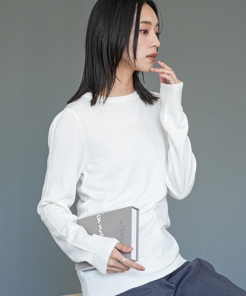 mili an deni（ミリアンデニ）の「洗えるカシミアタッチクルーネックプルオーバー（ニット/セーター・レディース・ブラック/ダークブラウン/ネイビー/ブラウン/グレー/レッド/オフホワイト/ブルー/モスグリーン/マスタード/ベビーピンク/ロイヤルブルー/ワイン/チャコール/テラコッタ/サーモンピンク/エメラルド/アッシュグレー/ラベンダー/ライトベージュ/スカイブルー・LL/M/L）」の2枚目の写真