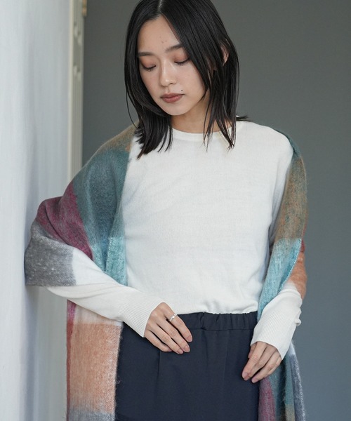 mili an deni（ミリアンデニ）の「洗えるカシミアタッチクルーネックプルオーバー（ニット/セーター・レディース・ブラック/ダークブラウン/ネイビー/ブラウン/グレー/レッド/オフホワイト/ブルー/モスグリーン/マスタード/ベビーピンク/ロイヤルブルー/ワイン/チャコール/テラコッタ/サーモンピンク/エメラルド/アッシュグレー/ラベンダー/ライトベージュ/スカイブルー・LL/M/L）」の9枚目の写真