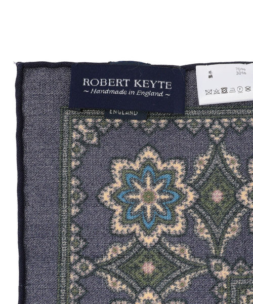 SHIPS（シップス）の「ROBERT KEYTE: メダリオン/プリント ポケットチーフ（ポケットチーフ・メンズ・ワイン/オリーブ/レッド/ネイビー・9）」の6枚目の写真