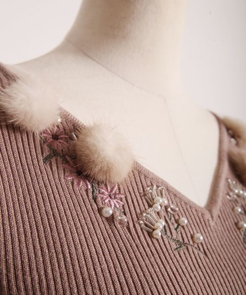 tocco closet（トッコ クローゼット）の「ファーポン×フラワー刺繍