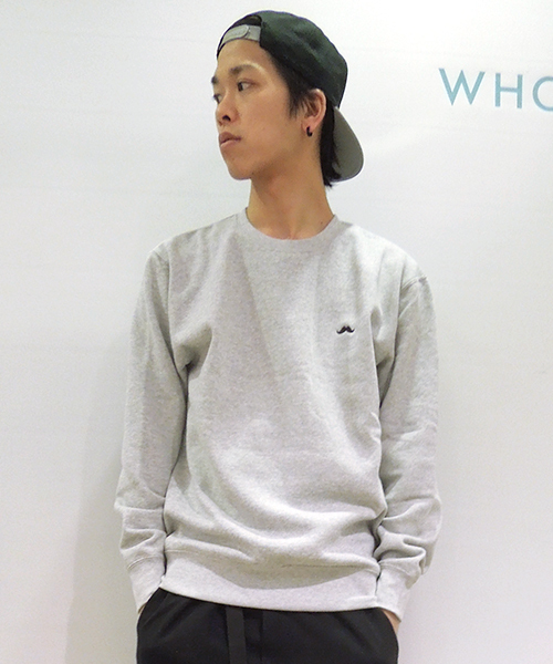 WHO'S WHO gallery（フーズフーギャラリー）の「【BOYMAN】ワンポイントレーナー（スウェット・メンズ・ネイビー/ブラック/グレー・LARGE/MEDIUM/SMALL）」の4枚目の写真