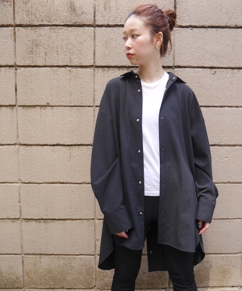 SUPERTHANKS（スーパーサンクス）の「バックオープンビッグシルエットロングシャツコート（ユニセックス）（シャツ/ブラウス・メンズ・ライトブラック/ホワイト系その他/ブルー系その他/グレー・MEDIUM/LARGE/SMALL）」の3枚目の写真