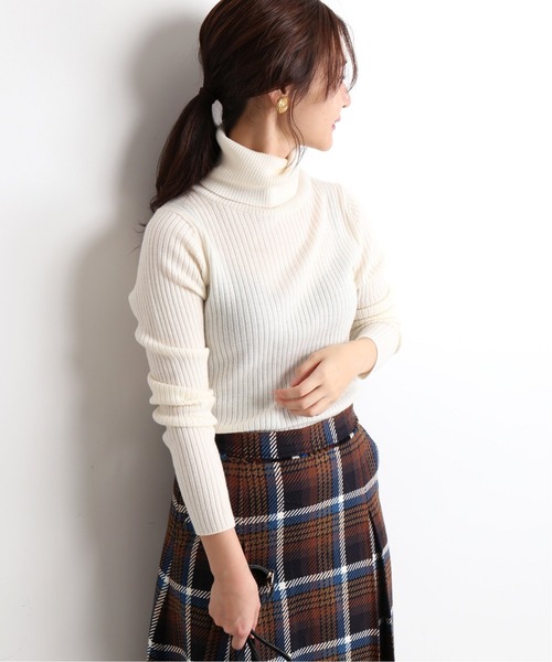 SLOBE IENA(スローブイエナ)の「ウォッシャブルウールハイゲージリブタートルニット◆(ニット/セーター・レディース・ブラック/アイボリー/ベージュ・FREE)」の2枚目の写真