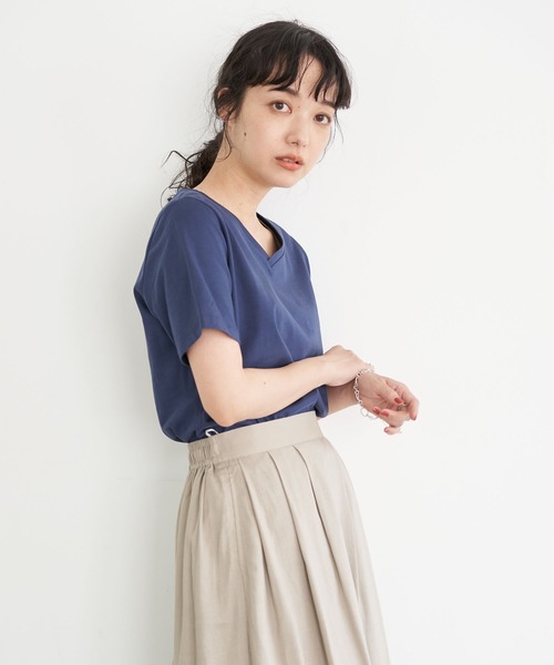 earth music&ecology（アースミュージックアンドエコロジー）の「Vネックプルオーバー ＊（Tシャツ/カットソー・レディース・オフホワイト/その他7/グレイッシュベージュ/ブラック/ダークグリーン/ネイビー・FREE）」の5枚目の写真