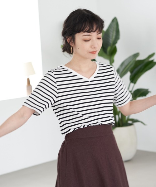 earth music&ecology（アースミュージックアンドエコロジー）の「Vネックプルオーバー ＊（Tシャツ/カットソー・レディース・オフホワイト/その他7/グレイッシュベージュ/ブラック/ダークグリーン/ネイビー・FREE）」の6枚目の写真