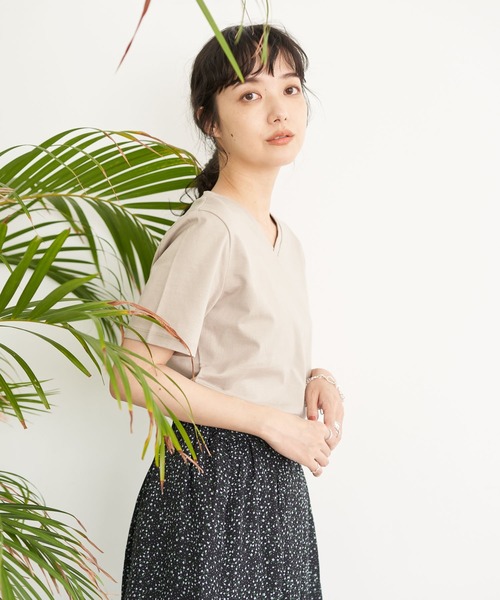 earth music&ecology（アースミュージックアンドエコロジー）の「Vネックプルオーバー ＊（Tシャツ/カットソー・レディース・オフホワイト/その他7/グレイッシュベージュ/ブラック/ダークグリーン/ネイビー・FREE）」の3枚目の写真