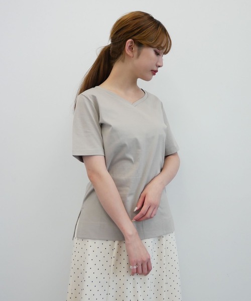 earth music&ecology（アースミュージックアンドエコロジー）の「Vネックプルオーバー ＊（Tシャツ/カットソー・レディース・オフホワイト/その他7/グレイッシュベージュ/ブラック/ダークグリーン/ネイビー・FREE）」の13枚目の写真