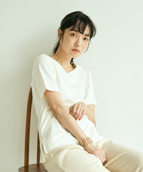 earth music&ecology（アースミュージックアンドエコロジー）の「Vネックプルオーバー ＊（Tシャツ/カットソー・レディース・オフホワイト/その他7/グレイッシュベージュ/ブラック/ダークグリーン/ネイビー・FREE）」の17枚目の写真