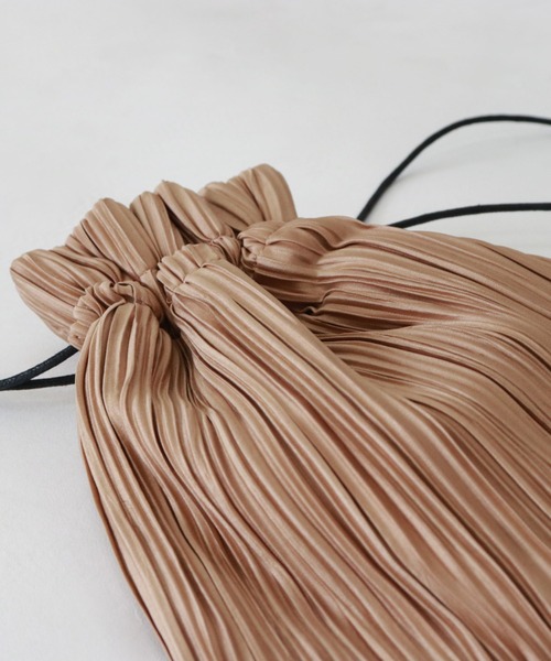 archives(アルシーヴ)の「プリーツ巾着バッグ(ショルダーバッグ・レディース・ベージュ/カーキ/アイボリー・FREE)」の6枚目の写真