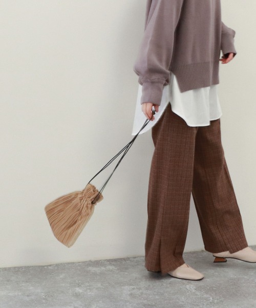 archives(アルシーヴ)の「プリーツ巾着バッグ(ショルダーバッグ・レディース・ベージュ/カーキ/アイボリー・FREE)」の4枚目の写真