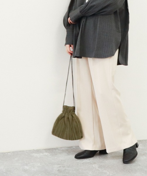 archives(アルシーヴ)の「プリーツ巾着バッグ(ショルダーバッグ・レディース・ベージュ/カーキ/アイボリー・FREE)」の5枚目の写真