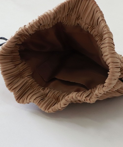 archives(アルシーヴ)の「プリーツ巾着バッグ(ショルダーバッグ・レディース・ベージュ/カーキ/アイボリー・FREE)」の7枚目の写真