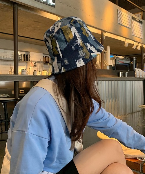 me+em select（ミームセレクト）の「ペイントデニムバケットハット【サイズ調節可能】（ハット・レディース・ライトブルー/ネイビー/ダークブルー・FREE）」の2枚目の写真