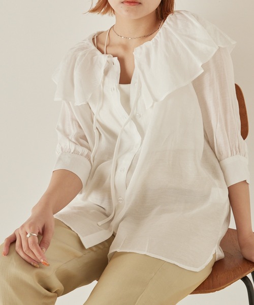 mikke（ミッケ）の「ラッフルフリル ビッグカラーブラウス（シャツ/ブラウス・レディース・ベージュ/オフホワイト/カーキ・FREE）」の2枚目の写真