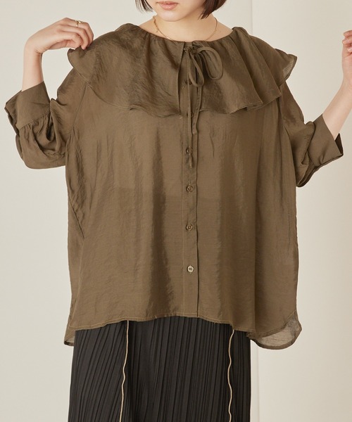 mikke（ミッケ）の「ラッフルフリル ビッグカラーブラウス（シャツ/ブラウス・レディース・ベージュ/オフホワイト/カーキ・FREE）」の3枚目の写真