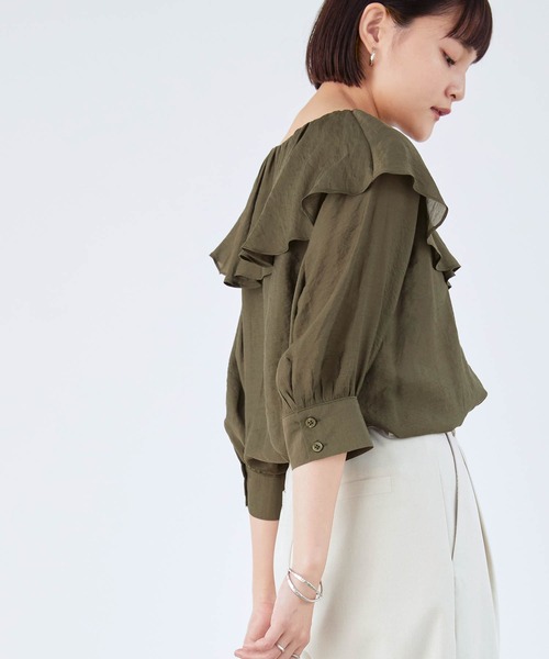 mikke（ミッケ）の「ラッフルフリル ビッグカラーブラウス（シャツ/ブラウス・レディース・ベージュ/オフホワイト/カーキ・FREE）」の18枚目の写真
