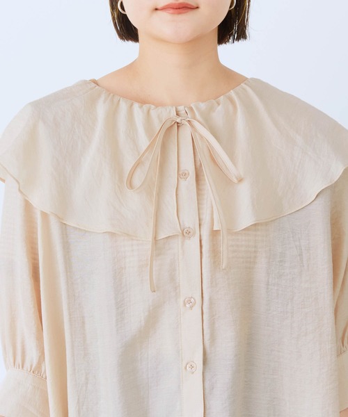 mikke（ミッケ）の「ラッフルフリル ビッグカラーブラウス（シャツ/ブラウス・レディース・ベージュ/オフホワイト/カーキ・FREE）」の6枚目の写真