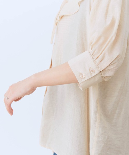 mikke（ミッケ）の「ラッフルフリル ビッグカラーブラウス（シャツ/ブラウス・レディース・ベージュ/オフホワイト/カーキ・FREE）」の14枚目の写真