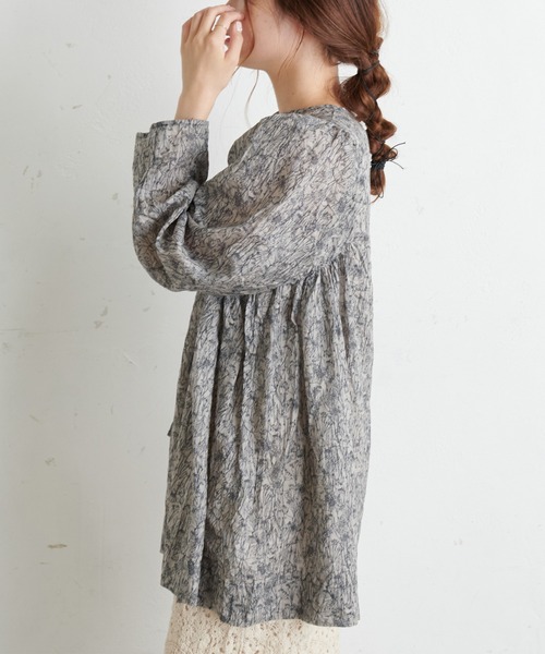 PUAL CE CIN（ピュアルセシン）の「線描きプリントプルオーバーブラウス（シャツ/ブラウス・レディース・モカ/ライトベージュ/チャコールグレー・FREE）」の16枚目の写真