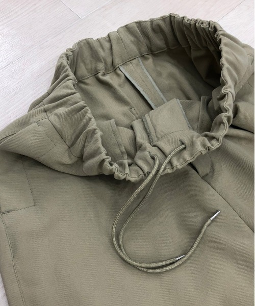 KIIT(キート)の「KIIT キート / HARD TWIST COTTON TRICOTINE OHMIZARASI FINISH MIL EASY PANTS ミリタリーイージーパンツ / KIM-P97-007(その他パンツ・メンズ・ブルーグレー/オリーブ・1/3/2)」の7枚目の写真