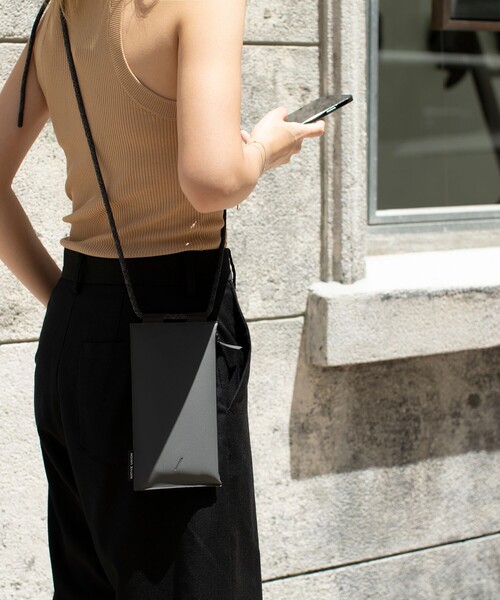 Native Union(ネイティブユニオン)の「<NATIVE UNION>SLING POUCH(スマホグッズ・レディース・ブラック/ベージュ・FREE)」の2枚目の写真