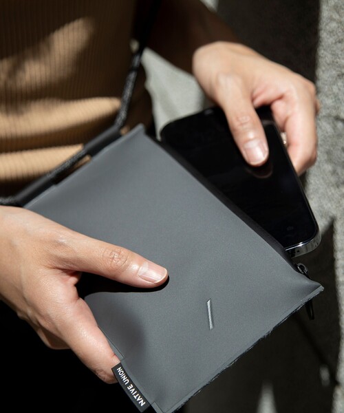 Native Union(ネイティブユニオン)の「<NATIVE UNION>SLING POUCH(スマホグッズ・レディース・ブラック/ベージュ・FREE)」の8枚目の写真