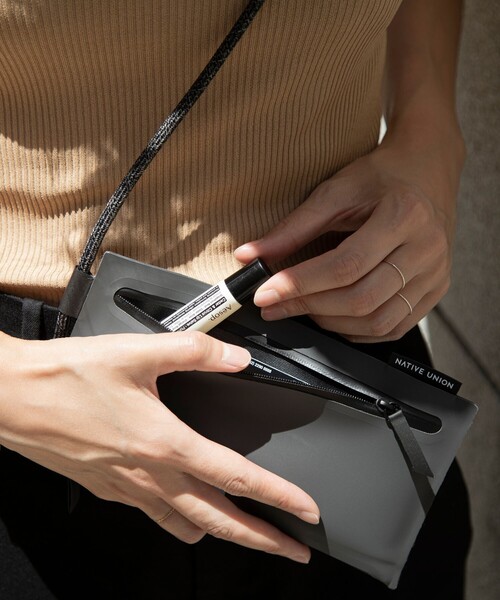 Native Union(ネイティブユニオン)の「<NATIVE UNION>SLING POUCH(スマホグッズ・レディース・ブラック/ベージュ・FREE)」の11枚目の写真